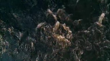 Dalgaların havadan görünümü. Akış. Nehir. Su. Ukrayna.