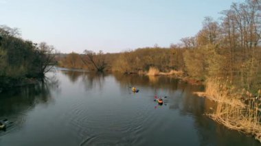 Nehrin Ros. 14 Nisan 2018. Deshki. Ukrayna. Kayaklarının ve Sup seyahat. Gölü nün havadan görünümü. Doğa.