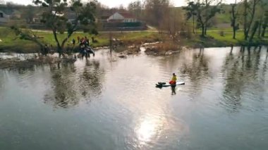 Nehrin Ros. 14 Nisan 2018. Deshki. Ukrayna. Kayaklar üzerinde seyahat. Gölü nün havadan görünümü. Doğa. Ağaçlar.