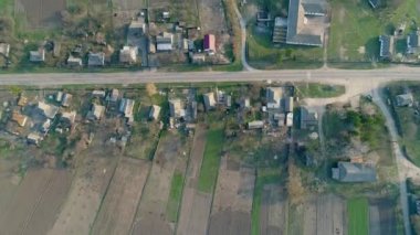 Havadan görünümü küçük bir köy. Birçok alanı vardır. Evleri.