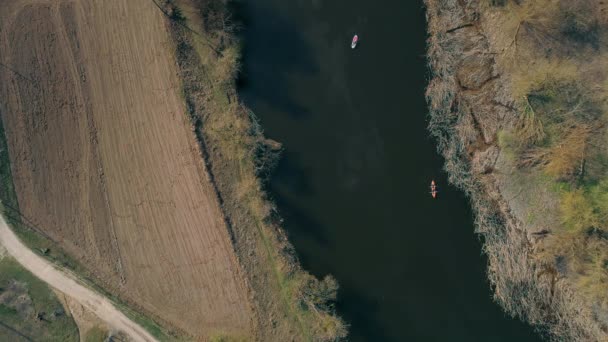 Podróżowanie Kajaki Widok Lotu Ptaka Jezioro Charakter Przepływu Drzew Wiosną — Wideo stockowe