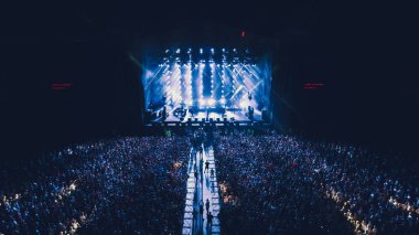 Olimpiyat Stadı gece sahnede hava görünümünü. Kalabalık. Konser. Kiev. Ukrayna.