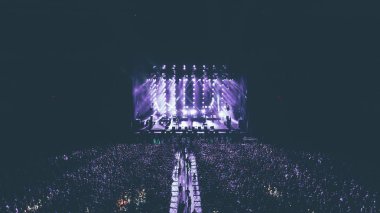 Olimpiyat Stadı gece sahnede hava görünümünü. Kalabalık. Konser. Kiev. Ukrayna.