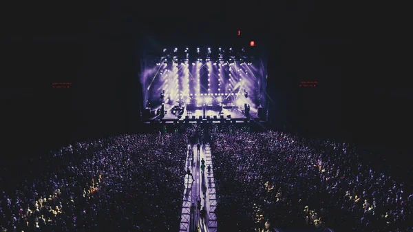 Olimpiyat Stadı gece sahnede hava görünümünü. Kalabalık. Konser. Kiev. Ukrayna.