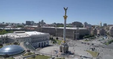 Bağımsızlık Meydanı. 25 Ağustos 2017. Ukrayna. Kiev (Kiev). Ukrayna'nın bağımsızlığını anıt havadan görünümü. Bina. Khreshchatyk'a. 