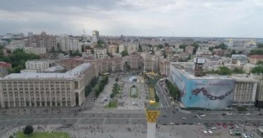 Bağımsızlık Meydanı. 25 Ağustos 2017. Ukrayna. Kiev (Kiev). Ukrayna'nın bağımsızlığını anıt havadan görünümü. Bina. Khreshchatyk'a. 