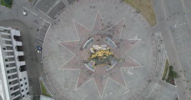 Bağımsızlık Meydanı. 25 Ağustos 2017. Ukrayna. Kiev (Kiev). Ukrayna'nın bağımsızlığını anıt havadan görünümü. Bina. Khreshchatyk'a. 