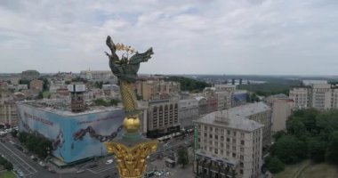 Bağımsızlık Meydanı. 25 Ağustos 2017. Ukrayna. Kiev (Kiev). Ukrayna'nın bağımsızlığını anıt havadan görünümü. Bina. Khreshchatyk'a. 