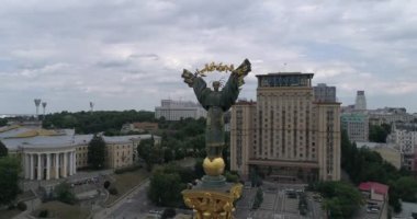 Bağımsızlık Meydanı. 25 Ağustos 2017. Ukrayna. Kiev (Kiev). Ukrayna'nın bağımsızlığını anıt havadan görünümü. Bina. Khreshchatyk'a. 