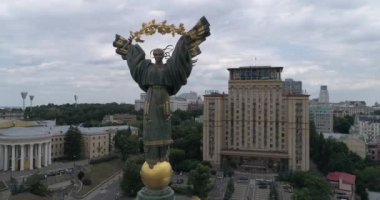 Bağımsızlık Meydanı. 25 Ağustos 2017. Ukrayna. Kiev (Kiev). Ukrayna'nın bağımsızlığını anıt havadan görünümü. Bina. Khreshchatyk'a. 