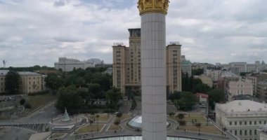 Bağımsızlık Meydanı. 25 Ağustos 2017. Ukrayna. Kiev (Kiev). Ukrayna'nın bağımsızlığını anıt havadan görünümü. Bina. Khreshchatyk'a. 