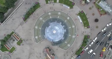 Bağımsızlık Meydanı. 25 Ağustos 2017. Ukrayna. Kiev (Kiev). Hava. Bina. İnsanların kalabalıklar. İnsanlar yolda yürümek. Çeşmeler. Şehir Merkezi.