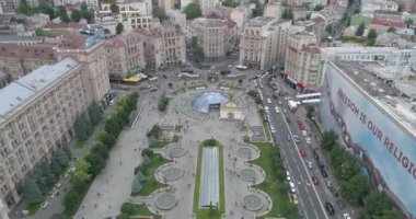 Bağımsızlık Meydanı. 25 Ağustos 2017. Ukrayna. Kiev (Kiev). Hava. Bina. İnsanların kalabalıklar. İnsanlar yolda yürümek. Çeşmeler. Şehir Merkezi.