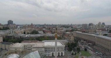 Bağımsızlık Meydanı. 25 Ağustos 2017. Ukrayna. Kiev (Kiev). Ukrayna'nın bağımsızlığını anıt havadan görünümü. Bina. Khreshchatyk'a. 
