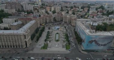 Bağımsızlık Meydanı. 25 Ağustos 2017. Ukrayna. Kiev (Kiev). Hava. Bina. İnsanların kalabalıklar. İnsanlar yolda yürümek. Çeşmeler. Şehir Merkezi.