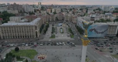 Bağımsızlık Meydanı. 25 Ağustos 2017. Ukrayna. Kiev (Kiev). Ukrayna'nın bağımsızlığını anıt havadan görünümü. Bina. Khreshchatyk'a. 