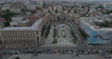 Bağımsızlık Meydanı. 25 Ağustos 2017. Ukrayna. Kiev (Kiev). Ukrayna'nın bağımsızlığını anıt havadan görünümü. Bina. Khreshchatyk'a. 