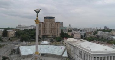 Bağımsızlık Meydanı. 25 Ağustos 2017. Ukrayna. Kiev (Kiev). Ukrayna'nın bağımsızlığını anıt havadan görünümü. Bina. Khreshchatyk'a. 