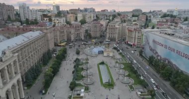 Bağımsızlık Meydanı. 25 Ağustos 2017. Ukrayna. Kiev (Kiev). Hava. Bina. İnsanların kalabalıklar. İnsanlar yolda yürümek. Çeşmeler. Şehir Merkezi.
