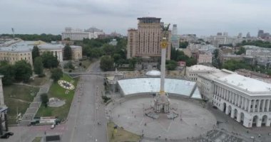 Bağımsızlık Meydanı. 25 Ağustos 2017. Ukrayna. Kiev (Kiev). Ukrayna'nın bağımsızlığını anıt havadan görünümü. Bina. Khreshchatyk'a. 