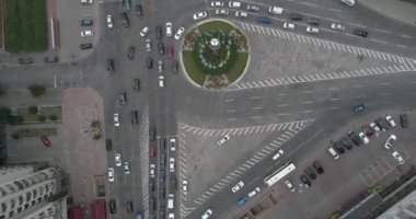 Bağımsızlık Meydanı. 12 Temmuz 2017. Ukrayna. Kiev. Havadan görünümü. 4k video. Bina. Yol. Arabalar.