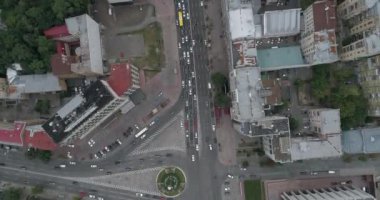 Bağımsızlık Meydanı. 12 Temmuz 2017. Ukrayna. Kiev. Havadan görünümü. 4k video. Bina. Yol. Arabalar.