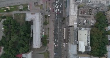 Bağımsızlık Meydanı. 12 Temmuz 2017. Ukrayna. Kiev. Havadan görünümü. 4k video. Bina. Yol. Arabalar.