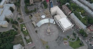Bağımsızlık Meydanı. 25 Ağustos 2017. Ukrayna. Kiev (Kiev). Ukrayna'nın bağımsızlığını anıt havadan görünümü. Bina. Khreshchatyk'a. 