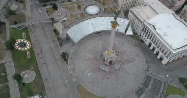 Bağımsızlık Meydanı. 25 Ağustos 2017. Ukrayna. Kiev (Kiev). Ukrayna'nın bağımsızlığını anıt havadan görünümü. Bina. Khreshchatyk'a. 
