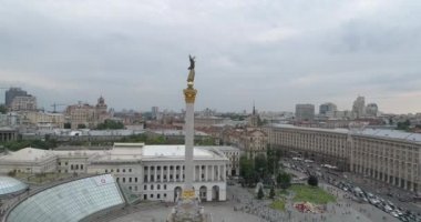 Bağımsızlık Meydanı. 25 Ağustos 2017. Ukrayna. Kiev (Kiev). Ukrayna'nın bağımsızlığını anıt havadan görünümü. Bina. Khreshchatyk'a. 