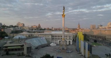 Bağımsızlık Meydanı. 25 Ağustos 2017. Ukrayna. Kiev (Kiev). Ukrayna'nın bağımsızlığını anıt havadan görünümü. Bina. Khreshchatyk'a. 