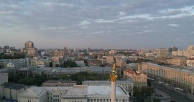 Bağımsızlık Meydanı. 25 Ağustos 2017. Ukrayna. Kiev (Kiev). Ukrayna'nın bağımsızlığını anıt havadan görünümü. Bina. Khreshchatyk'a. 