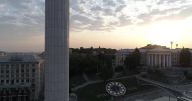 Bağımsızlık Meydanı. 25 Ağustos 2017. Ukrayna. Kiev (Kiev). Ukrayna'nın bağımsızlığını anıt havadan görünümü. Bina. Khreshchatyk'a. 
