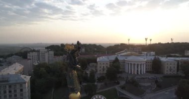 Bağımsızlık Meydanı. 25 Ağustos 2017. Ukrayna. Kiev (Kiev). Ukrayna'nın bağımsızlığını anıt havadan görünümü. Bina. Khreshchatyk'a. 