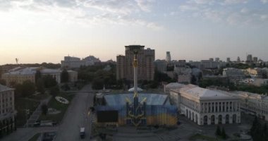 Bağımsızlık Meydanı. 25 Ağustos 2017. Ukrayna. Kiev (Kiev). Ukrayna'nın bağımsızlığını anıt havadan görünümü. Bina. Khreshchatyk'a. 