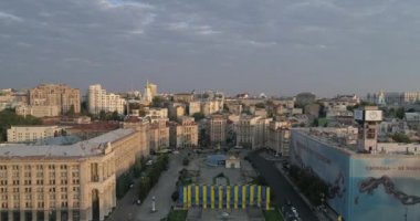 Bağımsızlık Meydanı. 25 Ağustos 2017. Ukrayna. Kiev (Kiev). Ukrayna'nın bağımsızlığını anıt havadan görünümü. Bina. Khreshchatyk'a. 
