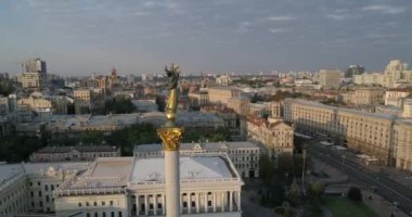 Bağımsızlık Meydanı. 25 Ağustos 2017. Ukrayna. Kiev (Kiev). Ukrayna'nın bağımsızlığını anıt havadan görünümü. Bina. Khreshchatyk'a. 