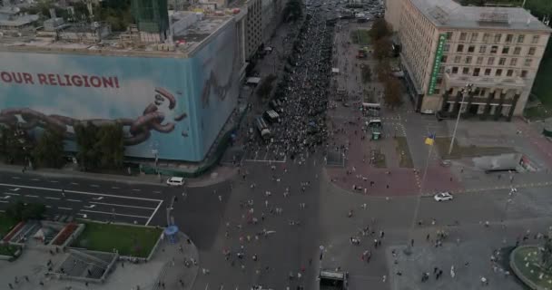 ウクライナ キエフ 2017 独立広場 キエフ市 構築しています ウクライナの独立記念日 市内中心部 軍事機器の大勢の人の展覧会 は歩く道 — ストック動画