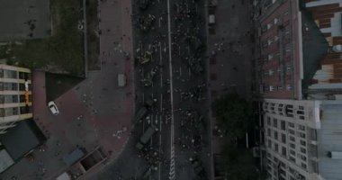 Bağımsızlık Meydanı. 25 Ağustos 2017. Ukrayna. Kiev (Kiev). Hava. Bina. Ukrayna'nın bağımsızlık günü. Şehir Merkezi. İnsanların kalabalıklar askeri teçhizat Sergisi. İnsanlar yolda yürümek