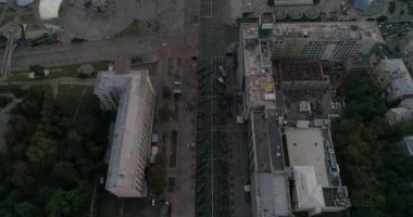 Bağımsızlık Meydanı. 25 Ağustos 2017. Ukrayna. Kiev (Kiev). Hava. Bina. Ukrayna'nın bağımsızlık günü. Şehir Merkezi. İnsanların kalabalıklar askeri teçhizat Sergisi. İnsanlar yolda yürümek