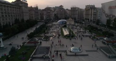 Bağımsızlık Meydanı. 25 Ağustos 2017. Ukrayna. Kiev (Kiev). Hava. Bina. İnsanların kalabalıklar. İnsanlar yolda yürümek. Çeşmeler. Şehir Merkezi.