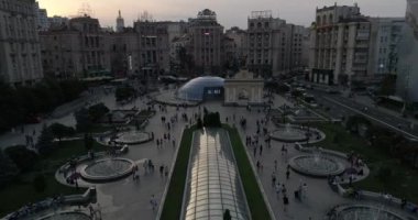 Bağımsızlık Meydanı. 25 Ağustos 2017. Ukrayna. Kiev (Kiev). Hava. Bina. İnsanların kalabalıklar. İnsanlar yolda yürümek. Çeşmeler. Şehir Merkezi.