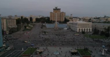 Bağımsızlık Meydanı. 25 Ağustos 2017. Ukrayna. Kiev (Kiev). Ukrayna'nın bağımsızlığını anıt havadan görünümü. Bina. Khreshchatyk'a. 