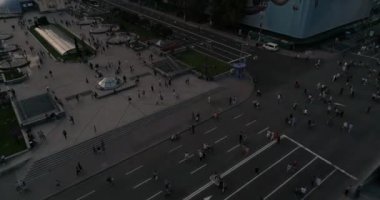 Bağımsızlık Meydanı. 25 Ağustos 2017. Ukrayna. Kiev (Kiev). Hava. Bina. İnsanların kalabalıklar. İnsanlar yolda yürümek. Çeşmeler. Şehir Merkezi.