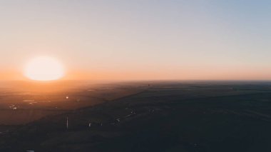 Havadan görünümü günbatımı. Mavi gökyüzü. Ukrayna.