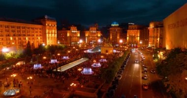 Bağımsızlık Meydanı. 1 Mayıs 2018. Kiev (Kiev). Ukrayna. Havadan görünümü çeşmeler. İyi akşamlar. İnsanlar Meydanı çevresinde yürüyüş. Bina. Yolda araba var. Şarkı çeşmeler