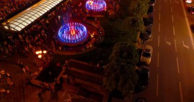Bağımsızlık Meydanı. 1 Mayıs 2018. Kiev (Kiev). Ukrayna. Havadan görünümü çeşmeler. İyi akşamlar. İnsanlar Meydanı çevresinde yürüyüş. Bina. Yolda araba var. Şarkı çeşmeler