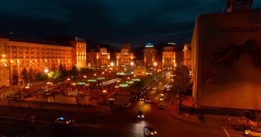 Bağımsızlık Meydanı. 1 Mayıs 2018. Kiev (Kiev). Ukrayna. Havadan görünümü çeşmeler. İyi akşamlar. İnsanlar Meydanı çevresinde yürüyüş. Bina. Yolda araba var. Şarkı çeşmeler