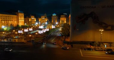 Bağımsızlık Meydanı. 1 Mayıs 2018. Kiev (Kiev). Ukrayna. Havadan görünümü çeşmeler. İyi akşamlar. İnsanlar Meydanı çevresinde yürüyüş. Bina. Yolda araba var. Şarkı çeşmeler