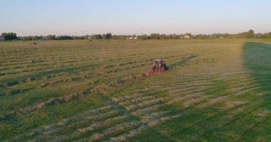 Traktör alanında hava görünümünü. Saman. Çim. İyi akşamlar. Gün batımı. Ukrayna.
